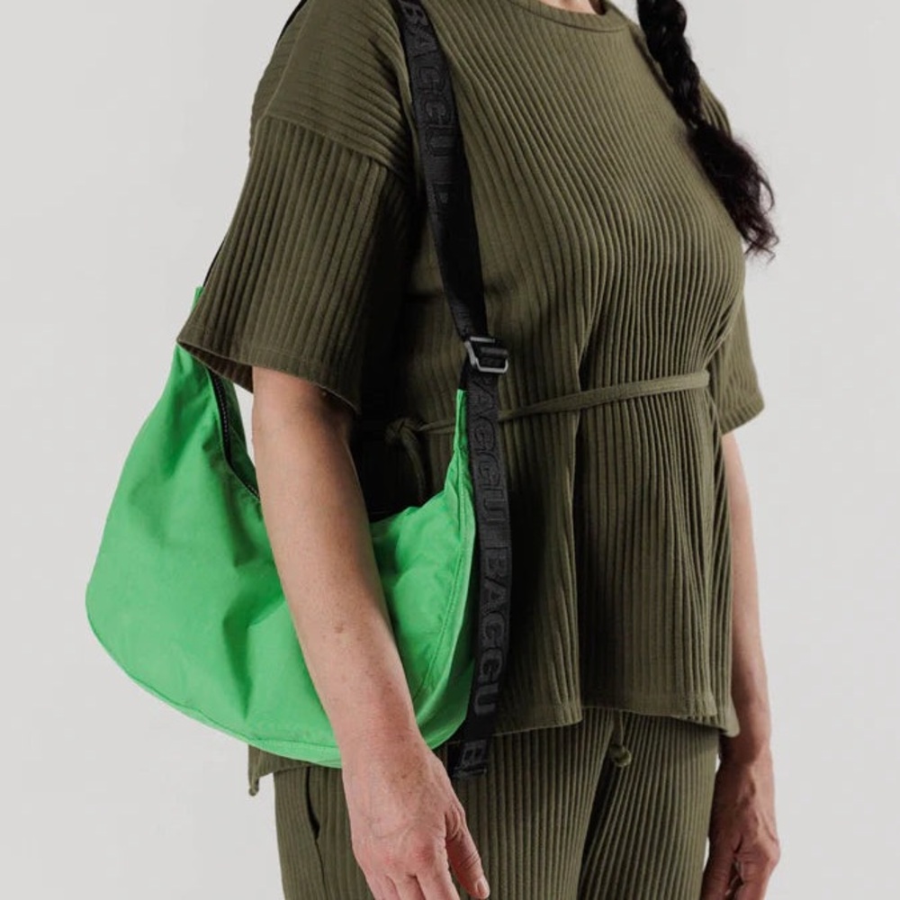 NWOT BAGGU MEDIUM NYLON CRESCENT BAG IN COLOR ALOE. NEVER USED